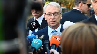 Денков в отговор на ГЕРБ: Парламентът приема закони, не следи за смени на директори