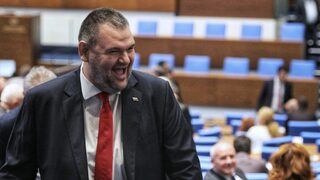 Пеевски не се притесни от ниския си рейтинг и обвини социологическите <span class="highlight">агенции</span>, че "бранят някой"
