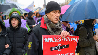 "Айсбергът, който е напът да катастрофира": Културни дейци отново излязоха на протест