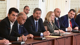 "Капан <span class="highlight">за</span> политиците": бързането и липсата на време заплашват промените в Конституцията
