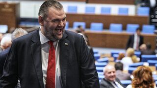 "Колос на глинени крака". Може ли Пеевски да ликвидира ДПС