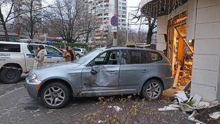 Автомобил се удари в магазин в София
