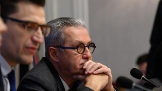 Гласуването на прага за земеделци и самоосигуряващи се създаде такъв хаос в парламента, че беше отложено