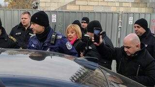 Граждани си правят селфи на фона на скелето около Паметника на съветската армия
