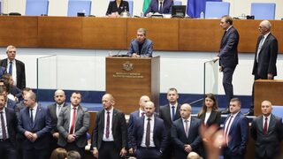 Депутати от "Възраждане", "Има такъв народ" и БСП блокираха парламентарната трибуна и провалиха заседанието (видео)
