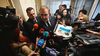 Социалисти разбиха врата, но не успяха да говорят с областния управител, на когото искат оставката