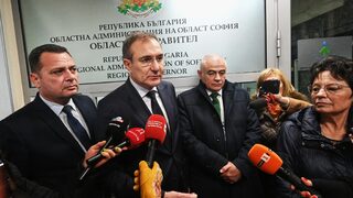 Депутати от БСП се опитаха безуспешно да се срещнат с областния управител на София (видео)