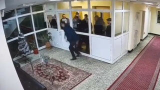 Видео показва как "Възраждане" нахлува в областната управа в петък