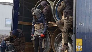 Шестима мигранти, укрити в тръби в камион, са задържани на <span class="highlight">Калотина</span>