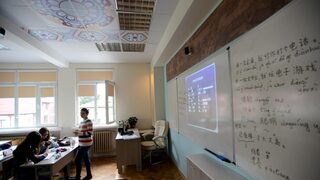 Разходите на работодателите за труд растат най-бързо в просветата и туризма