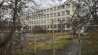 Над 900 ученици ще учат месеци в стара сграда заради закъсняващ с години ремонт