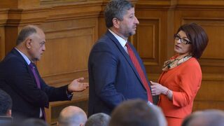 Управляващите обсъждат основни политици да станат конституционни съдии