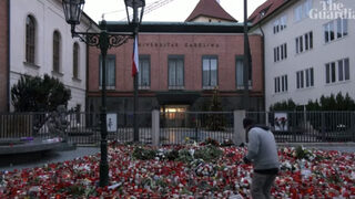 Чешки студенти положиха хиляди свещи пред Карловия университет в деня на национален траур (видео)