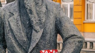 Снимка на деня: Коледа по статуите
