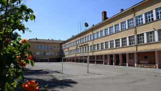 Минималната учителска заплата става 1853 лв.