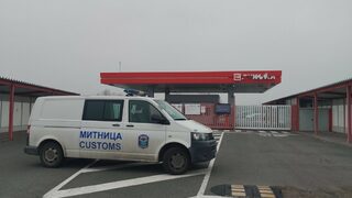 Близо 127 млн. литра <span class="highlight">суров</span> петрол от Русия са налични към момента в България