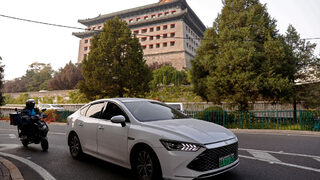 Китайците от BYD изпревариха "Тесла" по продажби на електромобили в края на годината
