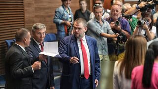 Журналистика пред затворени врати