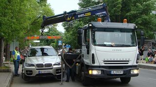 Служителите на "<span class="highlight">Автомобилна</span> <span class="highlight">администрация</span>" в Пловдив, свалили номерата на паяк, са в нарушение