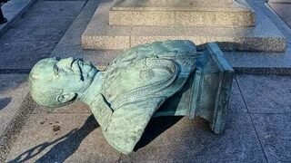 Бюстът на граф Игнатиев във Варна е бил <span class="highlight">съборен</span> от постамента му (допълнена)