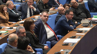 Тройната коалиция ще оцелее, докато Борисов и Пеевски имат ползи от нея