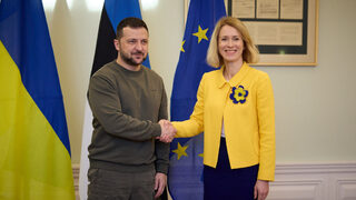 Зеленски към напусналите украинци в мобилизационна възраст: Върнете се и поне плащайте данъци