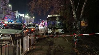 Автобус на градския транспорт се качи на тротоар в София и блъсна пешеходка