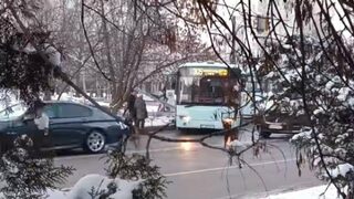 Автобус на градския транспорт в София поднесе и се блъсна в стълб