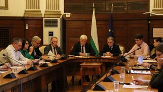 Министър Вътев: България унищожава около 680 - 700 хил. тона храни годишно