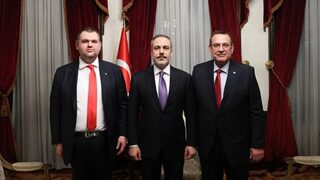 След Карадайъ турският външен министър се срещна с Пеевски и Чакъров