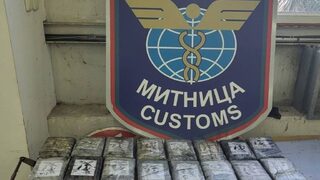 Двама германци са арестувани, в колата им са заловени 22 кг кокаин