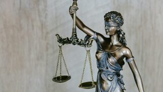 Ефектът на ореола: Имат ли красивите предимство, когато застанат пред съд