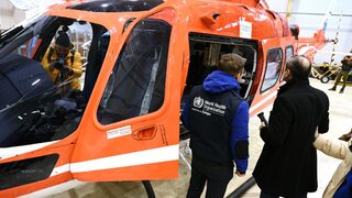 Снимка на деня: Управляващи се снимаха с първия медицински хеликоптер
