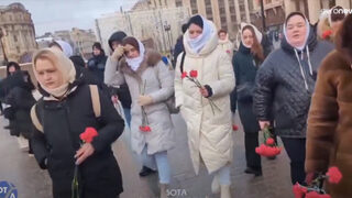 Майки и съпруги на мобилизирани руснаци протестираха с червени карамфили в Москва (видео)