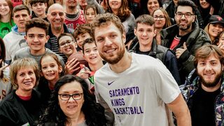 Снимка на деня: Българската подкрепа за Александър Везенков в Чикаго