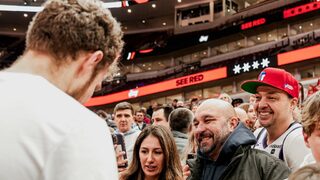 Снимка на деня: Българската подкрепа за Александър Везенков в Чикаго