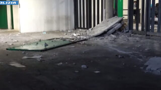 Четиринадесет души са били арестувани заради безредици в бежански център в Италия