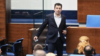 Петков обяви, че не се поддава на заканите на Борисов за предсрочни избори