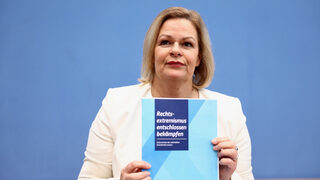 Германия затяга контрола над оръжията заради крайната десница