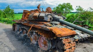 Русия преоборудва стари танкове, след като загуби 3000 в Украйна