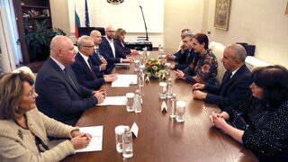 Осигурени са нужни средства за безплатни учебници, увери премиерът