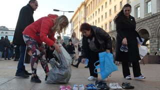 Фотогалерия: Протестът на майката на починалата Даная Кулева пред Министерския съвет