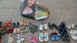Фотогалерия: Протестът на майката на починалата Даная Кулева пред Министерския съвет