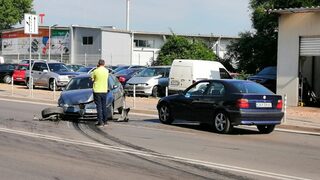 Мъж без книжка опита да избяга от полицията в Бургас, но катастрофира