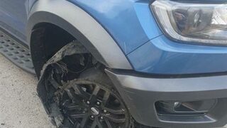 Полицаи спукаха с шипове гумите на <span class="highlight">пикап</span>, в който имало нелегални мигранти