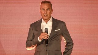 Кевин Костнър ще плаща над 63 хил. долара издръжка след развода с Кристин Баумгартнер