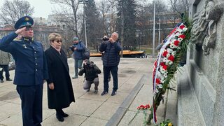 Едно наум: Митрофанова отбеляза Деня на Червената армия в София на фона на призиви да ѝ се забрани