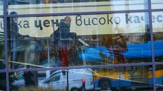 Българите намаляват, потреблението - не, засега
