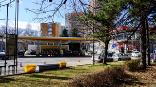 "И малко жилищно строителство": Осеметажна сграда смалява бензиностанция на бул. "България"