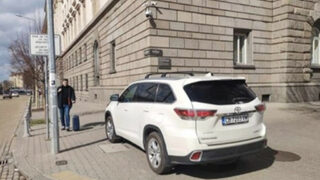 Автомобилът на депутата <span class="highlight">Румен</span> <span class="highlight">Гечев</span> от БСП пречи на пешеходци